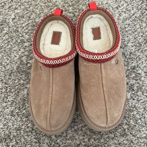 Ugg Tasman Kids 6/Women’s 8
Never been worn